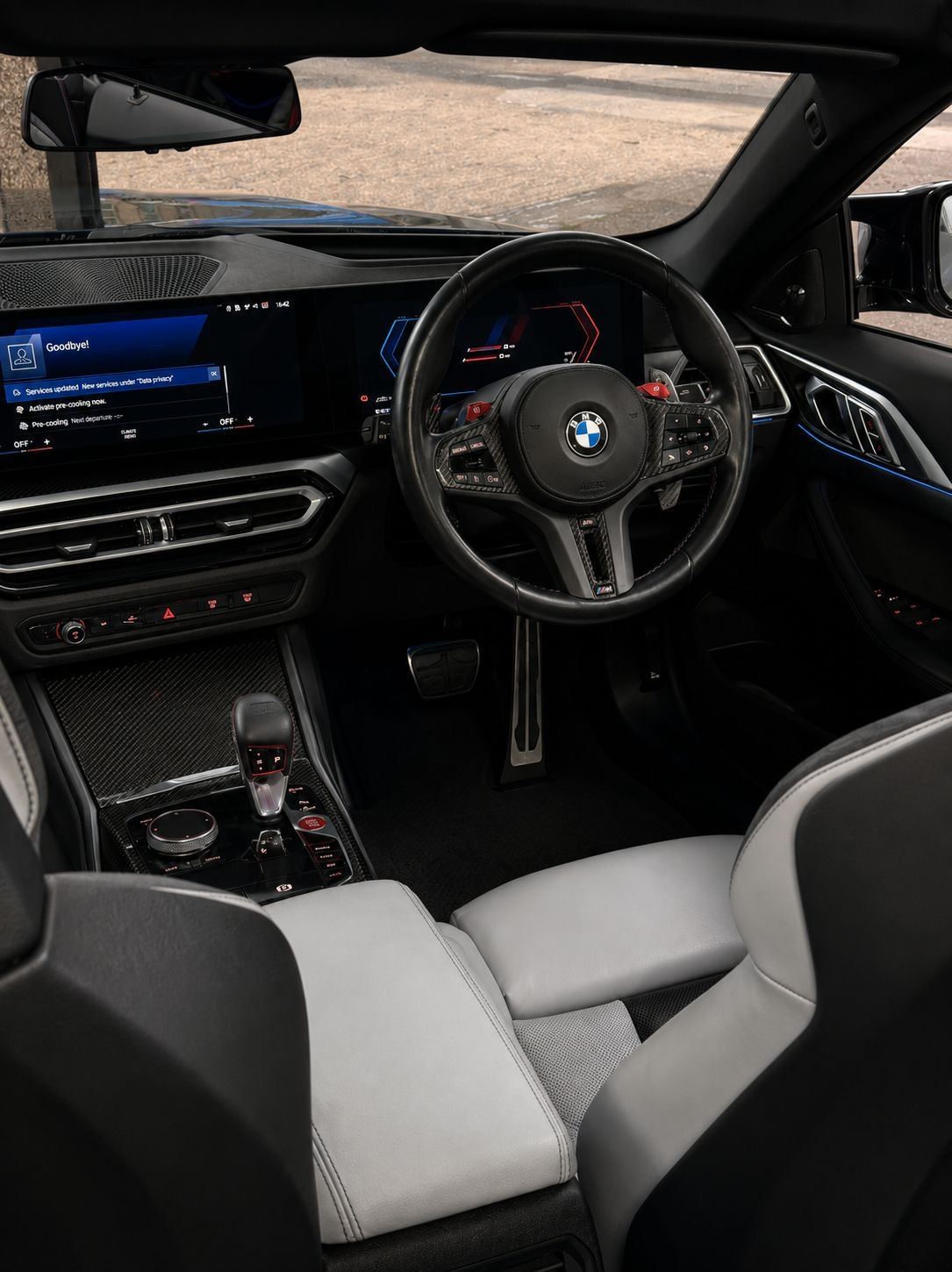 BMW M4 Competition Convertible — view 3